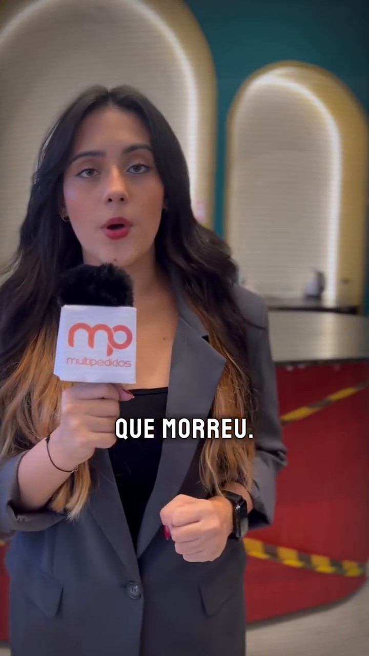 Frame de vídeo da Multipedidos com entrevista de microfone em mão
